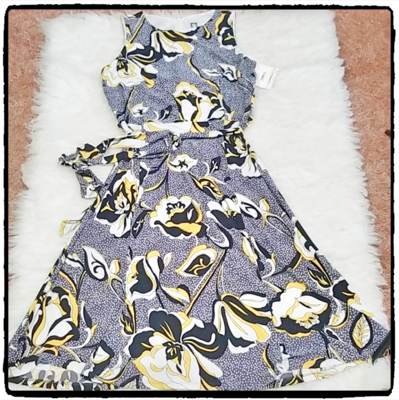 Anne Klein Dresses & Skirts - Anne Klein pattern A line sleeveless dress Size 10